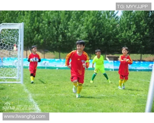 街头采访足球明星儿子揭秘他与父亲的足球梦想与成长故事